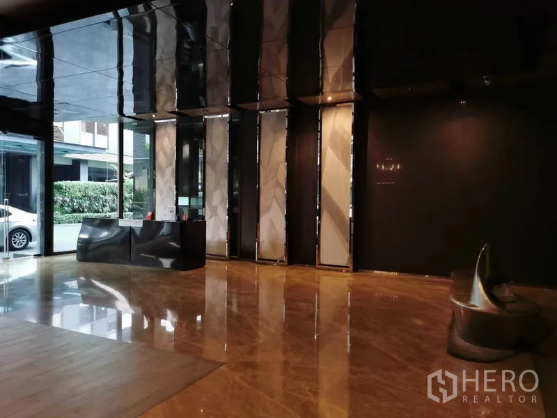 公寓 出租在Watthana, Bangkok - 精致大堂，云石地面、挑高空间与接待台。