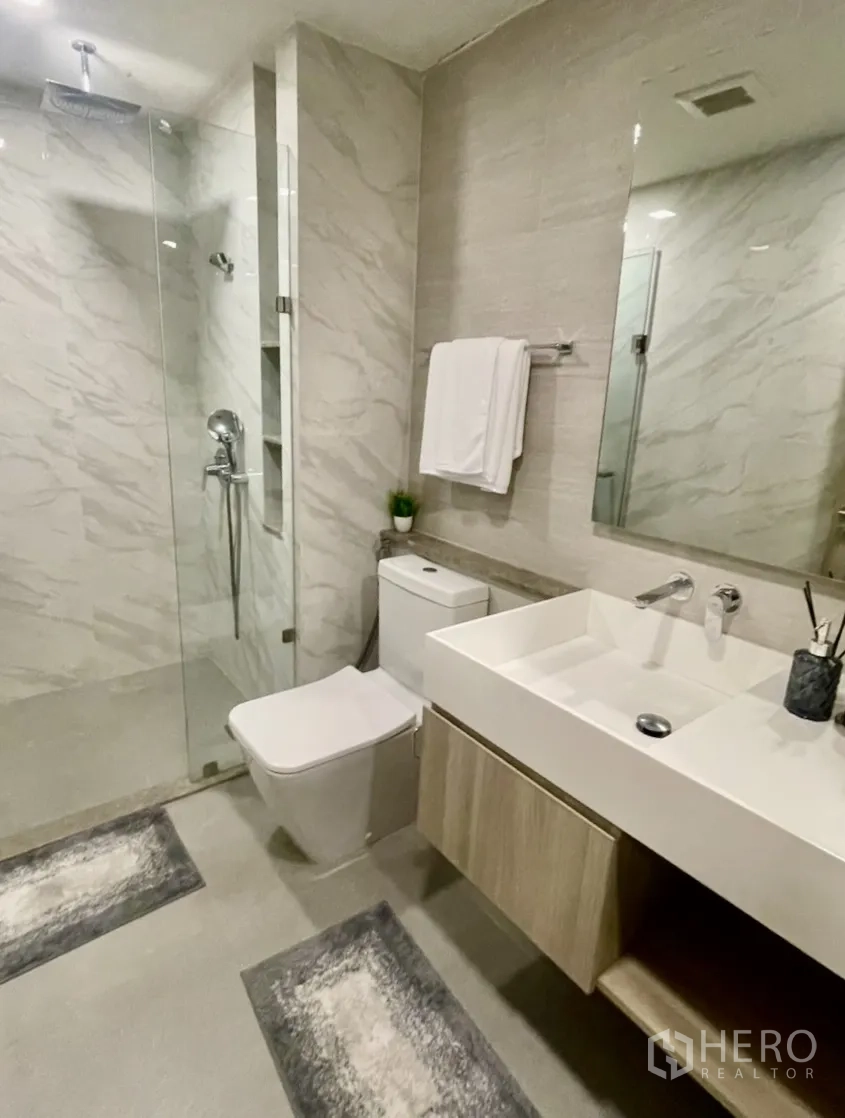 คอนโด ให้เช่าในWatthana, Bangkok - ซิงก์ทรงเหลี่ยมมินิมอลพร้อมก๊อกติดผนังและของตกแต่ง