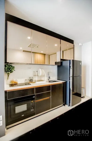 คอนโด ให้เช่าในPathum Wan, Bangkok - ครัวสไตล์โมเดิร์น ตู้กระจกเงา เตาอบไมโครเวฟ อ่างล้างจาน และตู้เย็นขนาดใหญ่