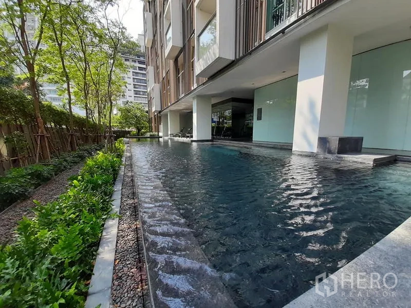 公寓 出售在Watthana, Bangkok - 一层泳池临景观花园，现代公寓外立面。