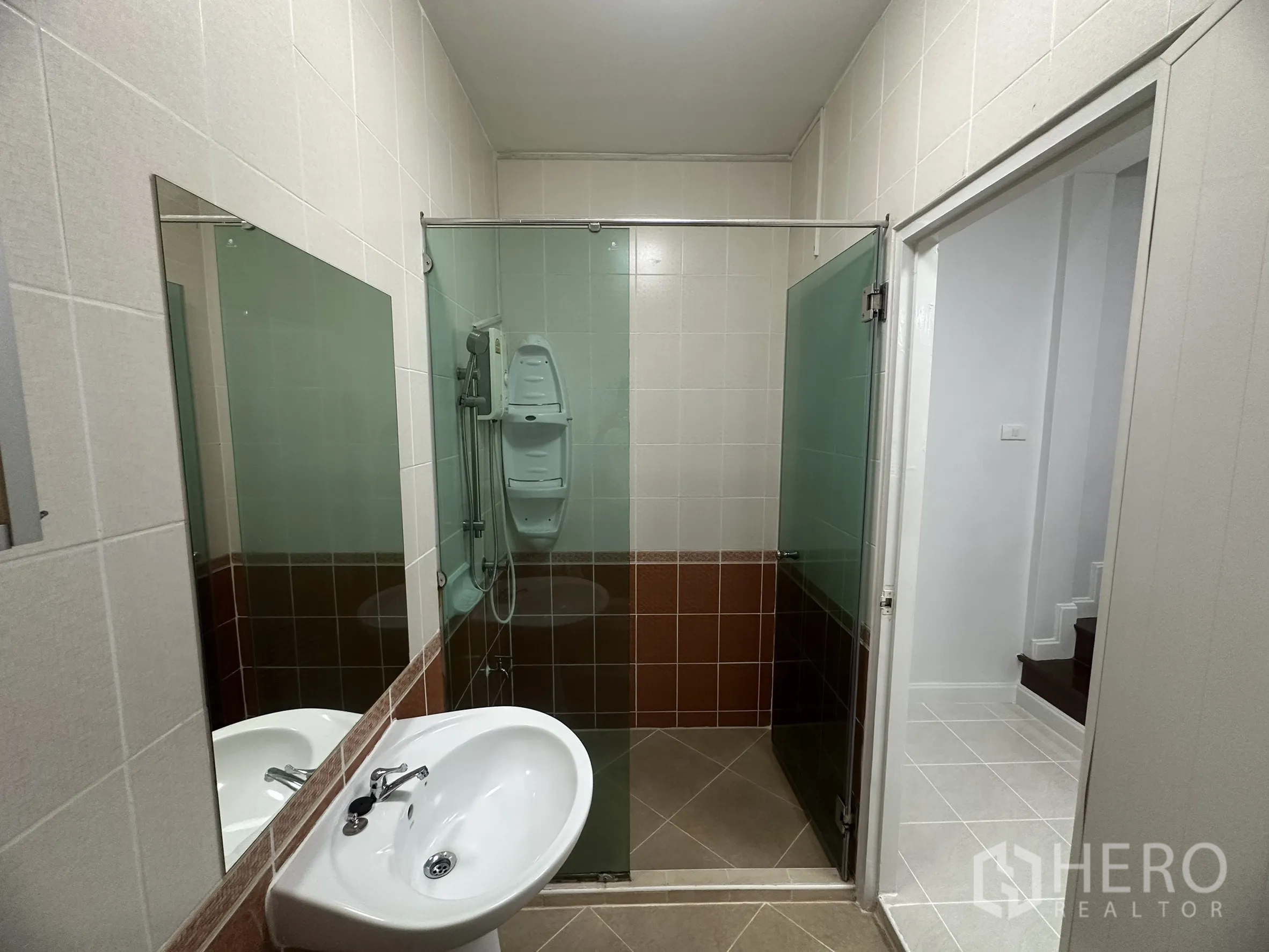 ทาวน์เฮาส์ ขายในLam Luk Ka, Pathum Thani - ห้องน้ำชั้นล่างพร้อมตู้ฝักบัวกระจกและอ่างล้างหน้า