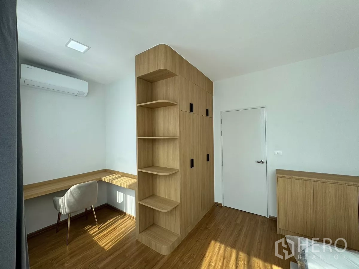 ทาวน์เฮาส์ ให้เช่าในBang Phli, Samut Prakan - ห้องอเนกประสงค์/โฮมออฟฟิศ พร้อมโต๊ะทำงานบิลท์อินและตู้เสื้อผ้า