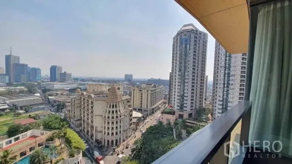 公寓 出租在Khlong Toei, Bangkok - 高楼层阳台视角，俯瞰靠近Phrom Phong的素坤逸片区与街景。