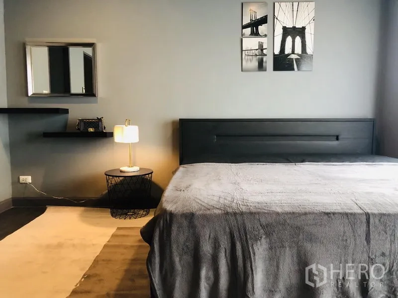 ทาวน์เฮาส์ ให้เช่าในBang Kapi, Bangkok - ห้องนอนกว้าง เตียงคิงไซส์ มุมหัวเตียงและภาพตกแต่งโทนอบอุ่น