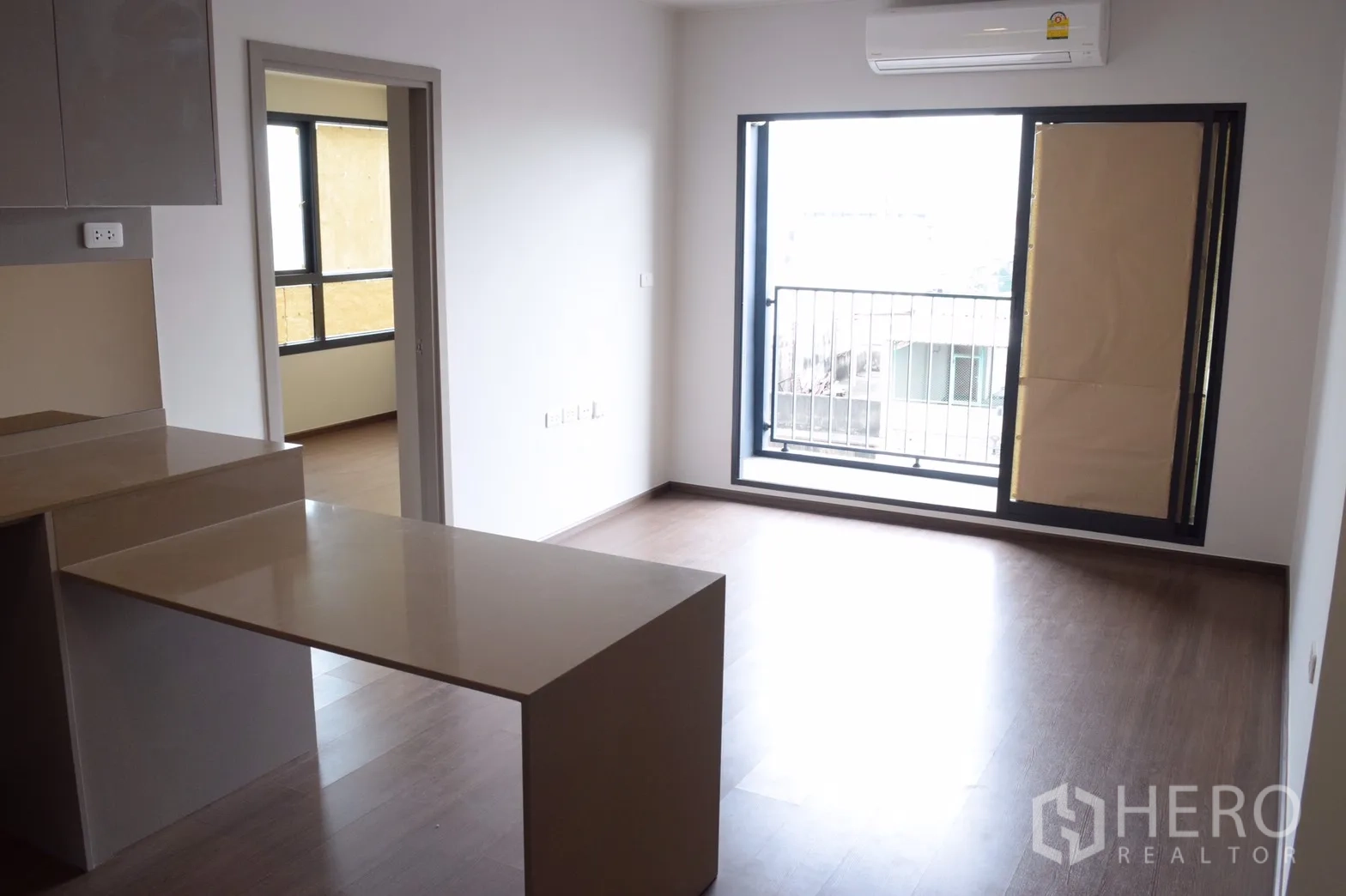 คอนโด ให้เช่าในPhra Khanong, Bangkok - ห้องนั่งเล่นสว่างพร้อมประตูกระจกบานเลื่อนและทางเข้าห้องนอน