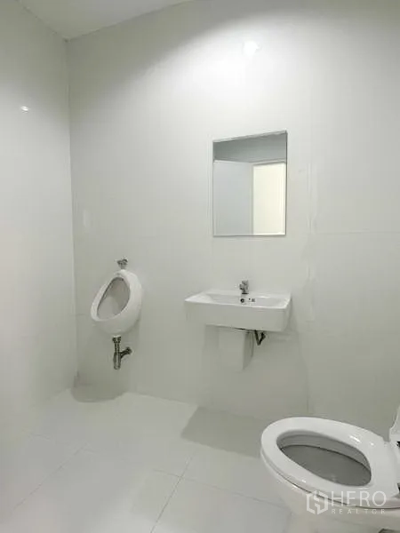 โรงงาน ให้เช่าในPathum Thani - ห้องน้ำส่วนตัวพร้อมชักโครก โถปัสสาวะ และอ่างล้างมือ