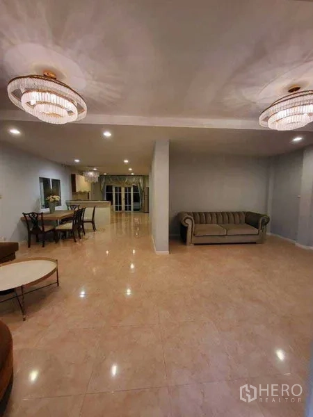 บ้าน ขาย - โถงรับแขกและรับประทานอาหารกว้าง พื้นกระเบื้องและโคมไฟคู่