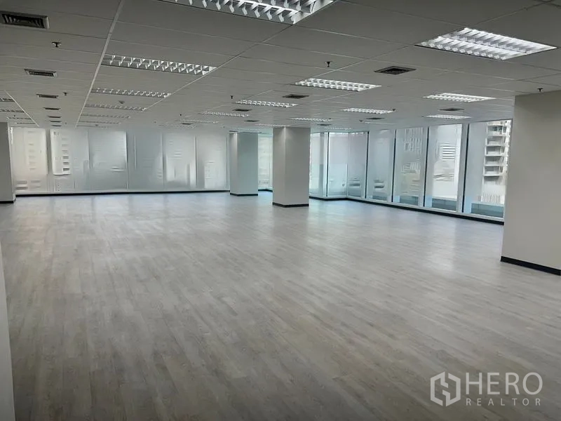Office Space for rent in Sathon, Bangkok - Spacious corner office floor featuring panoramic windows, vinyl plank floors, and recessed ceiling lights near Bangkok’s CBD.