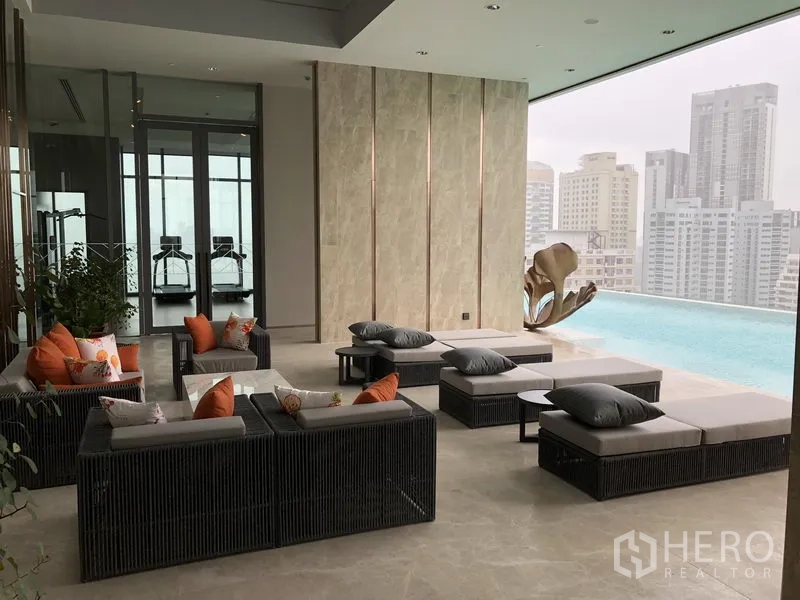 คอนโด ให้เช่าหรือขายในKhlong Toei, Bangkok - สกายเลานจ์ติดสระว่ายน้ำอินฟินิตี้ พร้อมวิวเมืองเป็นฉากหลัง