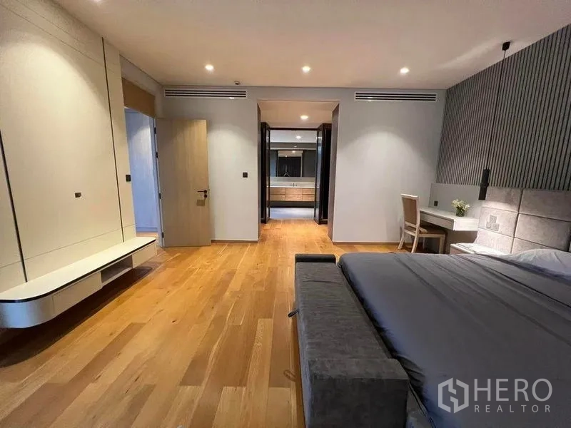 Detached House for sale in Suan Luang, Bangkok - Spacious master bedroom with desk area and a walk-through to the bathroom.