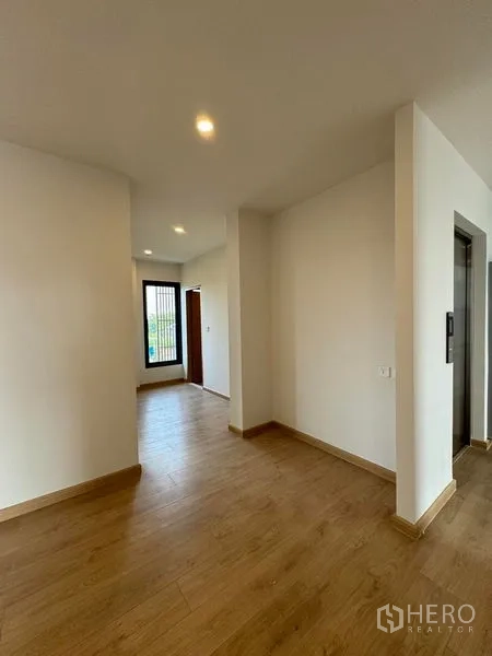 Home Office for rent in Pak Kret, Nonthaburi - Hallway with wooden floors, elevator access and doorway