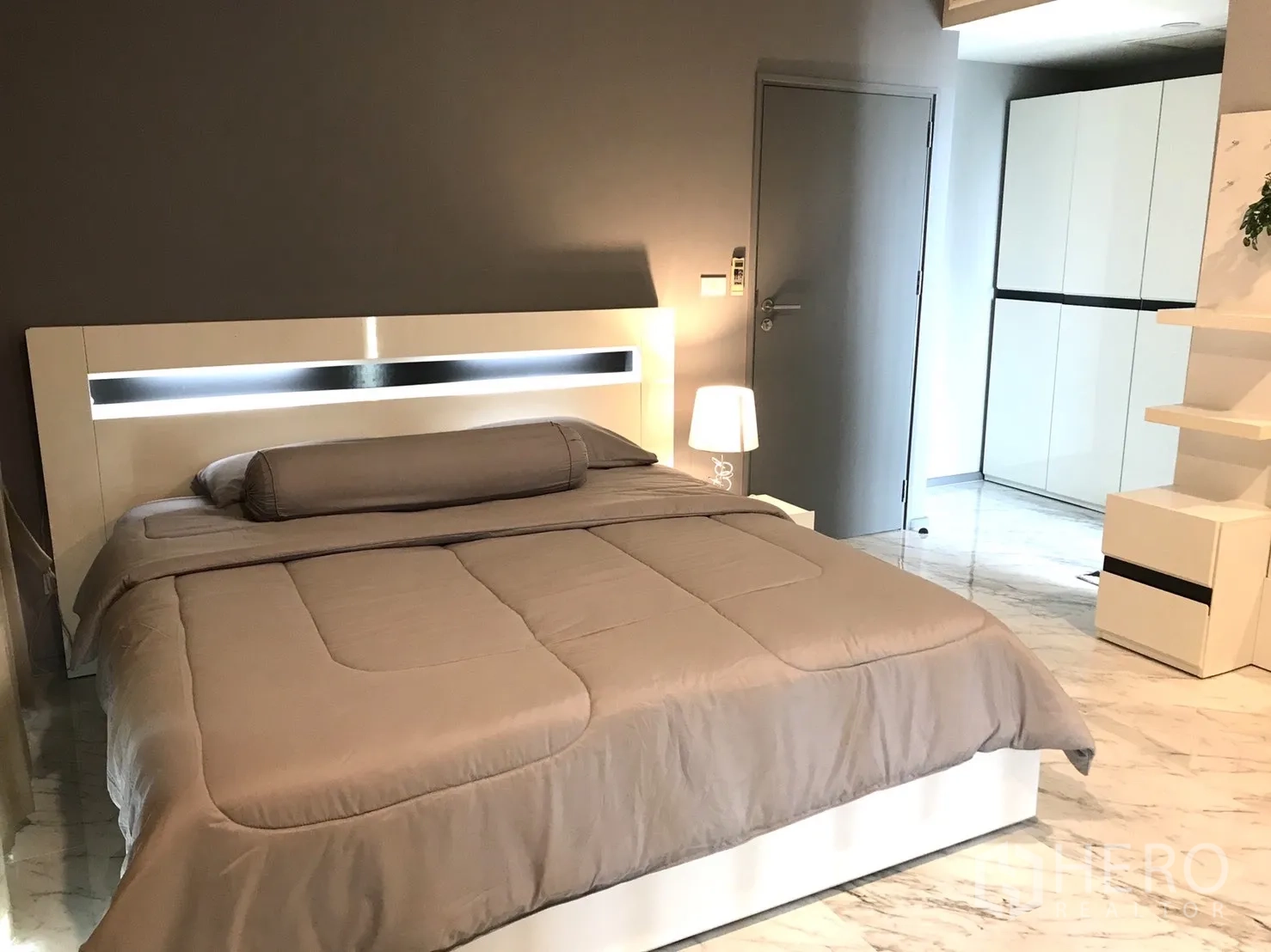 公寓 出租在Khlong Toei, Bangkok - 带背光床头板、床头灯与大理石地砖的卧室。