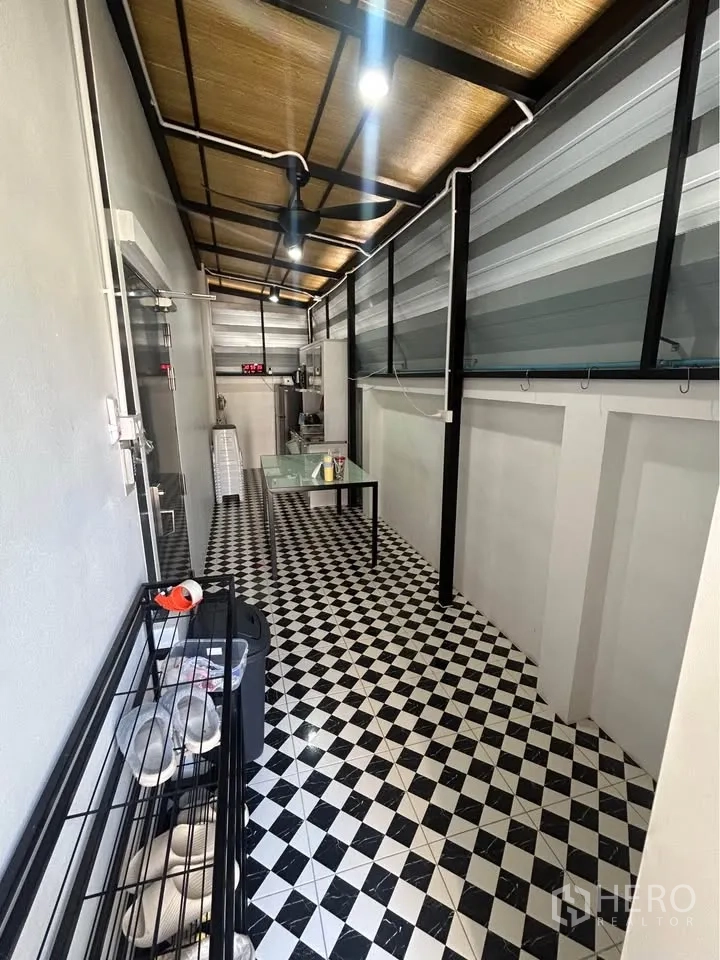 คลังสินค้า for sale in Mueang Nonthaburi, Nonthaburi - โถงอเนกประสงค์มีหลังคาคลุม ปูกระเบื้องลายตารางขาวดำ พร้อมพัดลมเพดานและโครงเหล็ก