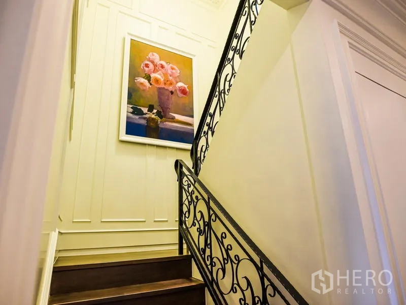 คอนโด ให้เช่าหรือขายในKhlong Toei, Bangkok - บันไดราวเหล็กดัดลวดลาย ผนังเซาะร่อง พร้อมภาพดอกไม้