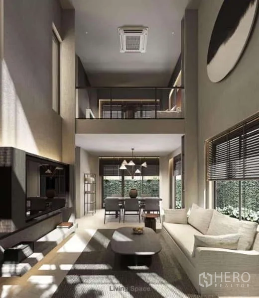 ทาวน์เฮาส์ ให้เช่าในSuan Luang, Bangkok - พื้นที่นั่งเล่นและทานอาหารเพดานสูงโปร่ง มีชั้นลอยและกระจกสูงเต็มผนัง