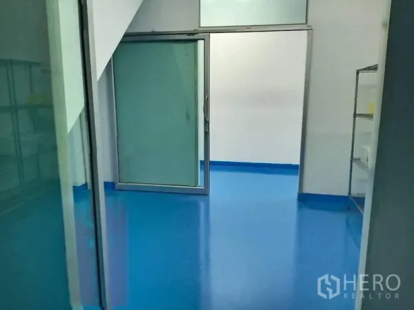 โรงงาน ขายในPathum Thani - ห้องทำงานพื้นอีพ็อกซี่ ประตูบานเลื่อนกระจก มีชั้นวางโลหะ