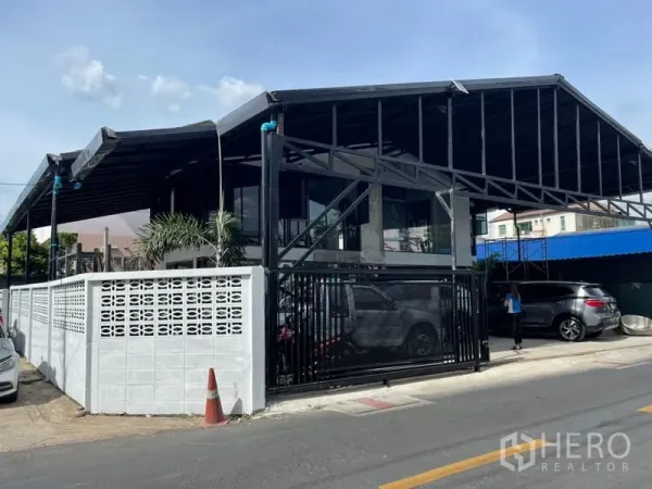 Home Office for rent in Wang Thonglang, Bangkok - Corner view of gated home office with black metal structure and white perimeter wall