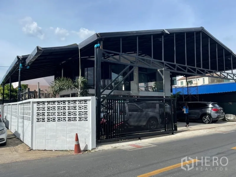 Home Office for rent in Wang Thonglang, Bangkok - Corner view of gated home office with black metal structure and white perimeter wall