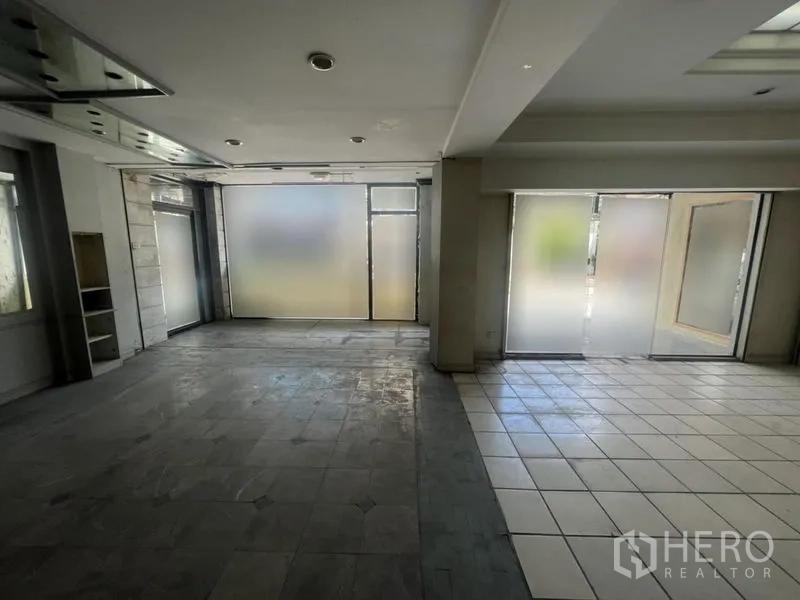 零售空间 出租在Watthana, Bangkok - 室内采光良好，磨砂店面玻璃与双入口。