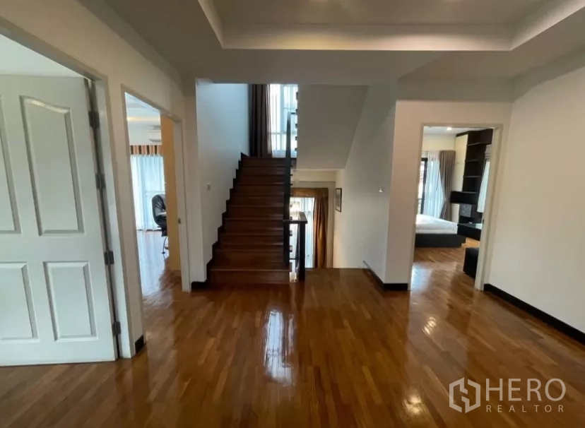 บ้าน ให้เช่าในChatuchak, Bangkok - โถงชั้นบนพื้นไม้ขัดเงาเชื่อมต่อบันได