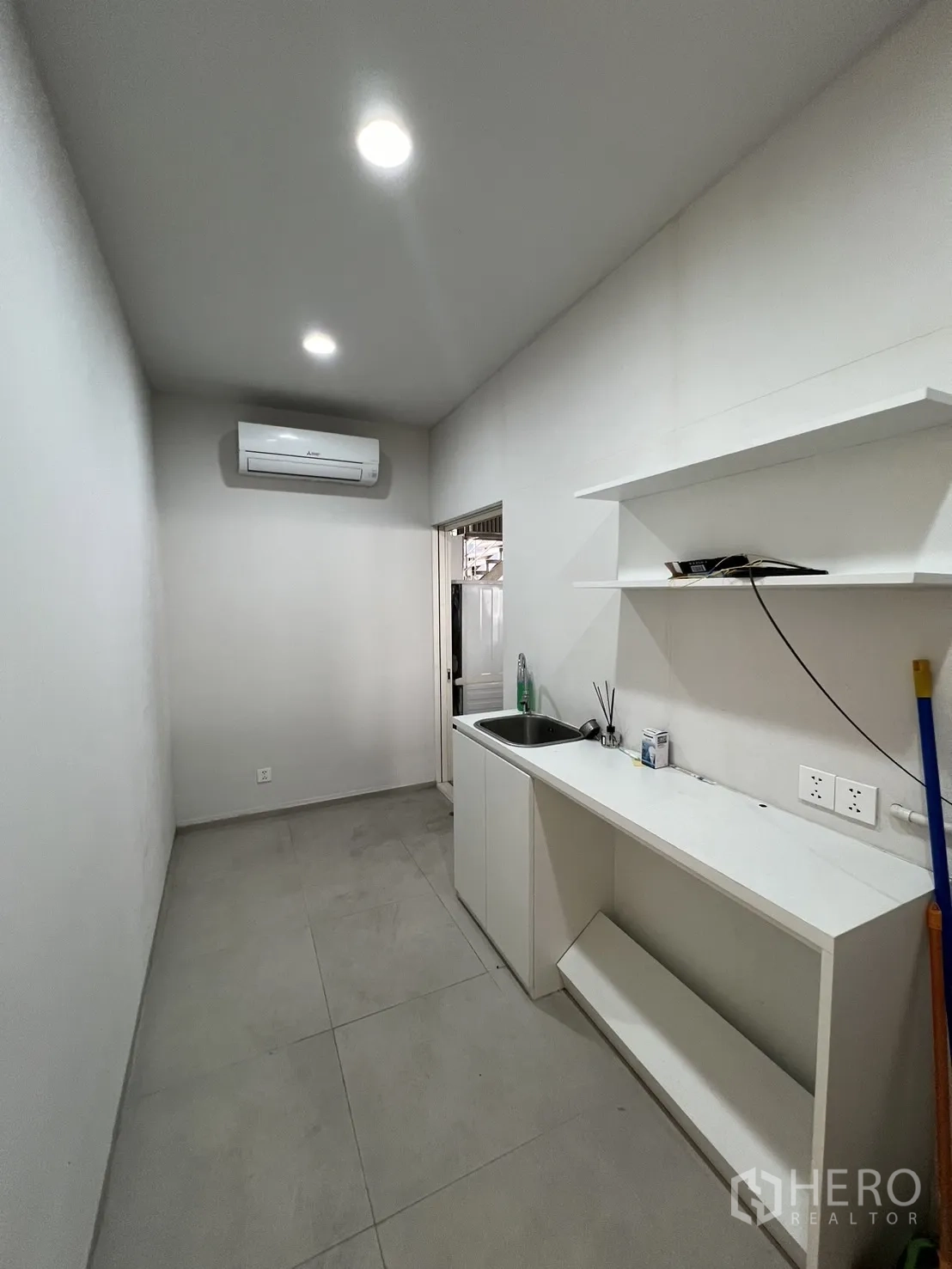零售空间 出租在Bangkok - 后勤区带水槽、置物架、空调与嵌灯