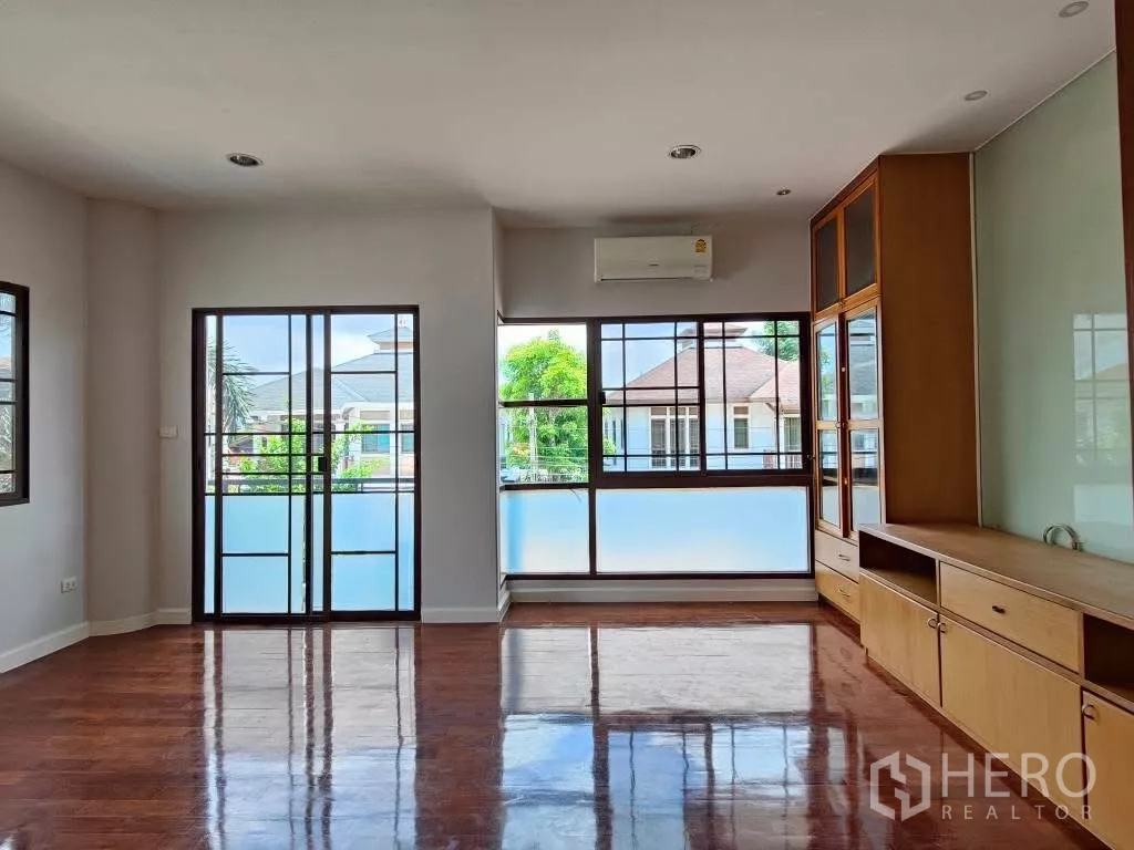 独立式住宅 出租或出售在Mueang Nonthaburi, Nonthaburi - 采光充足的卧室，阳台滑门、空调与整面柜体。