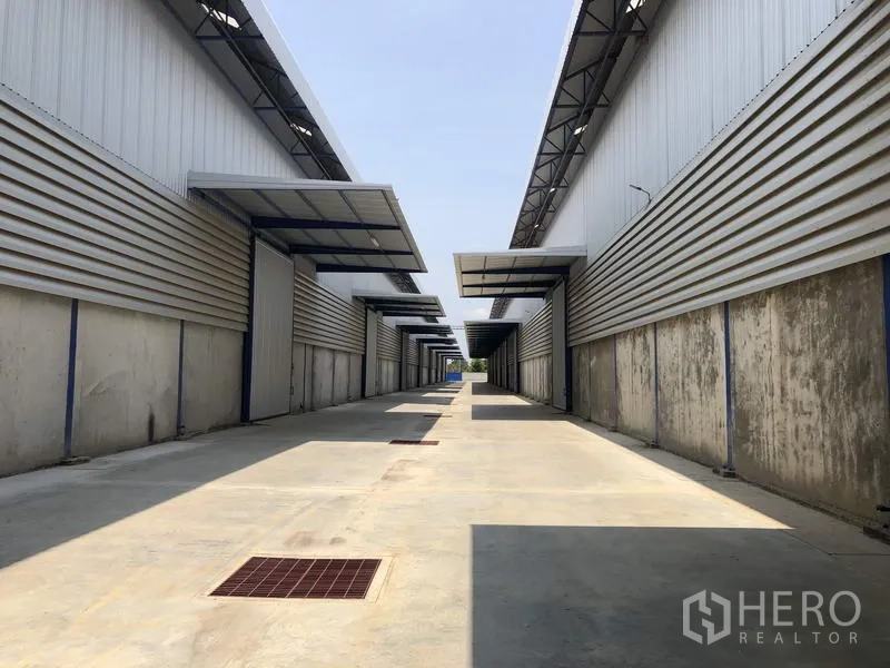 工厂 出租在Lat Lum Kaeo, Pathum Thani - 仓库之间的服务通道，设有雨棚与排水格栅。