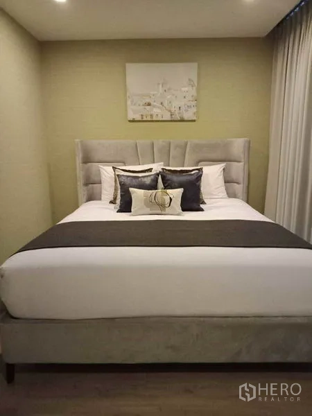 ทาวน์เฮาส์ ให้เช่าหรือขายในSuan Luang, Bangkok - ห้องนอนอบอุ่น เตียงหัวบุหุ้มผ้า โทนสีเรียบ และไฟนุ่มนวล