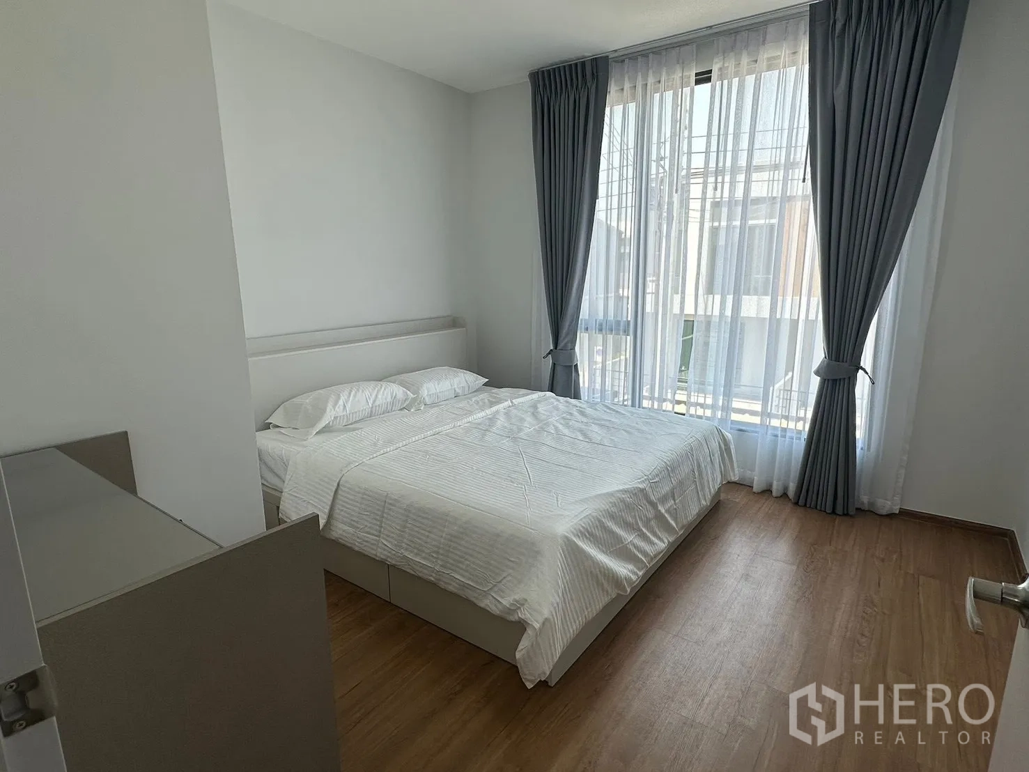 ทาวน์เฮาส์ for rent in Bang Phli, Samut Prakan - ห้องนอนเตียงควีนติดหน้าต่างสูงเต็มผนัง พร้อมม่านทึบและม่านโปร่ง