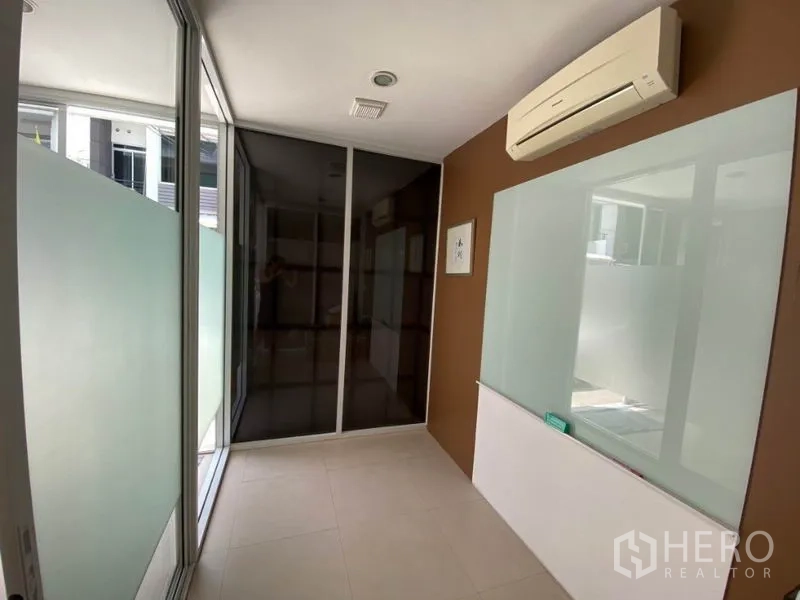 สำนักงานที่บ้าน ให้เช่าในWang Thonglang, Bangkok - โถงผนังกระจกพร้อมกระจกฝ้า เครื่องปรับอากาศ และไวท์บอร์ดผนัง