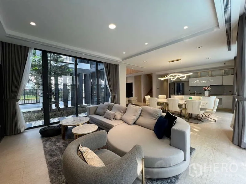 独立式住宅 出租在Suan Luang, Bangkok - 客厅可见内庭花园，后方为餐厨区