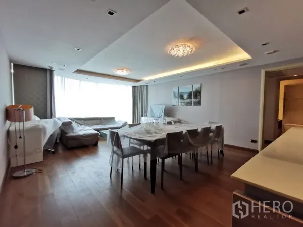 คอนโด ให้เช่าหรือขายในPhaya Thai, Bangkok - ห้องนั่งเล่นและทานข้าวแบบเปิดโล่ง พื้นไม้ โคมไฟคริสตัล และหน้าต่างบานใหญ่