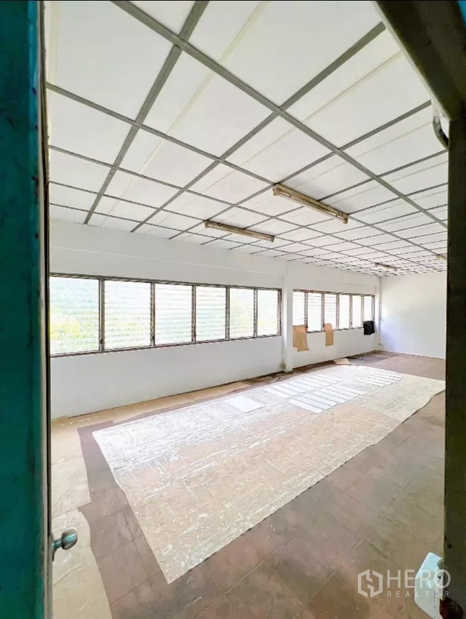 工厂 出租在Sai Noi, Nonthaburi - 明亮的二楼办公室，长排百叶窗。