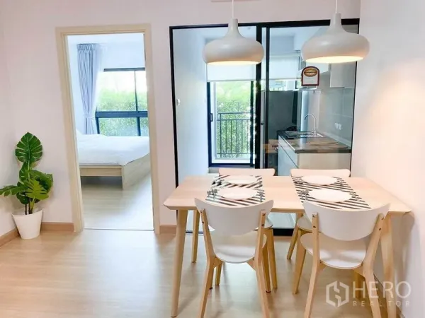 คอนโด ขายในKhlong Toei, Bangkok - โต๊ะทานอาหารสี่ที่นั่งใต้โคมแขวนคู่ มองเห็นประตูครัวและห้องนอน