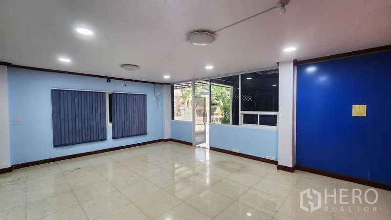 Factory for rent in Pak Kret, Nonthaburi - Lobby or reception area with glass partitions and polished tile floor