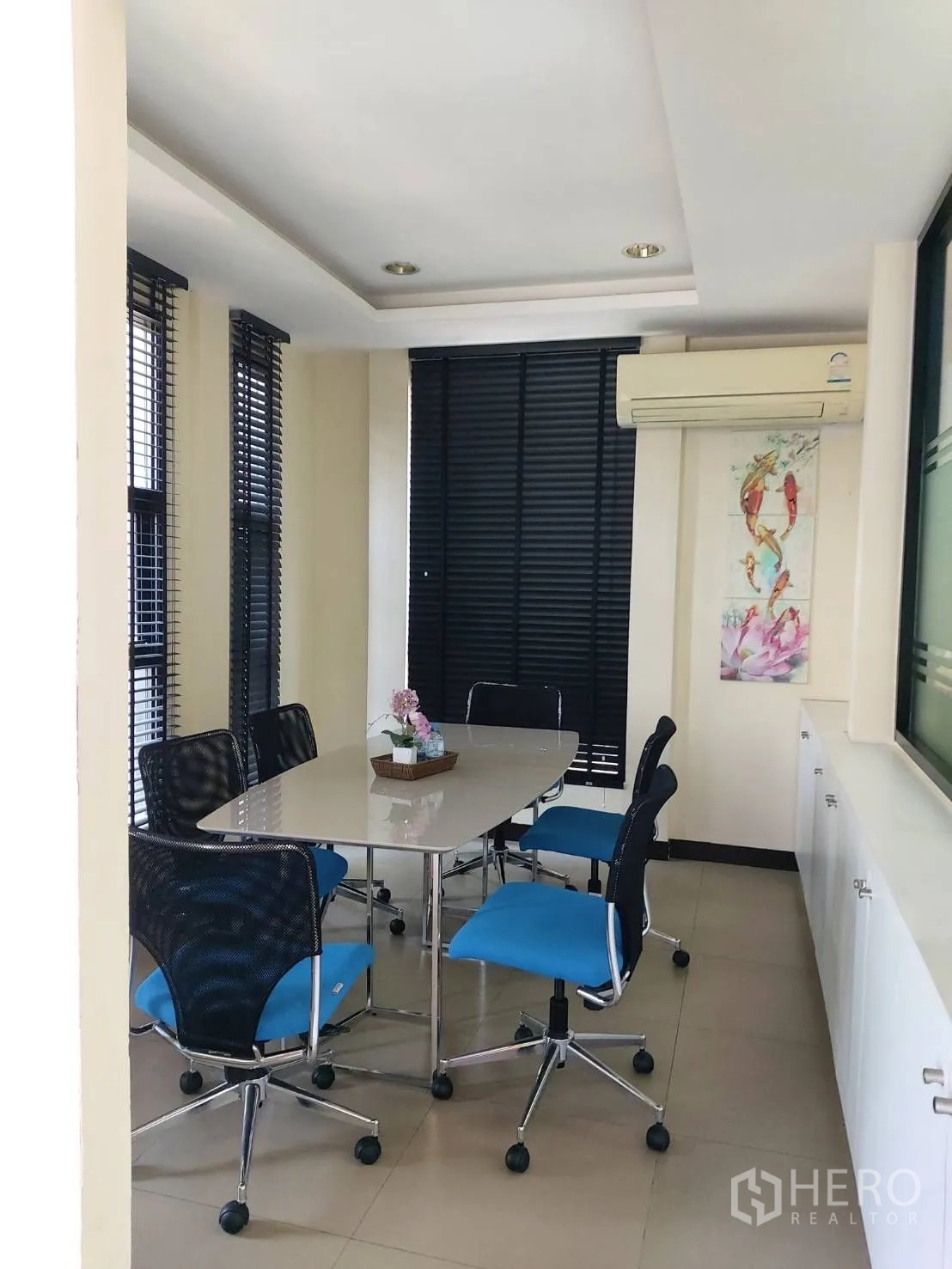 คลังสินค้า for sale in Bang Bon, Bangkok - ห้องประชุมขนาดกระทัดรัด โต๊ะวงรี เก้าอี้สีน้ำเงิน และแอร์