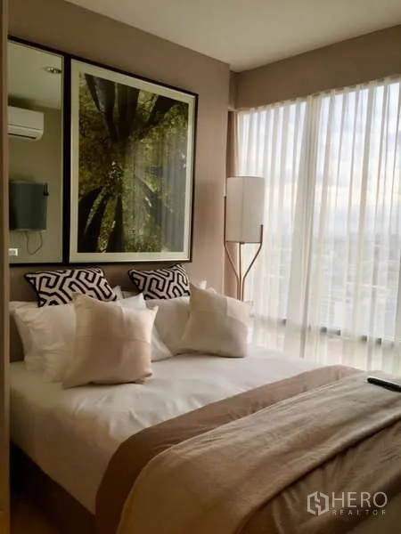 คอนโด ให้เช่าในKhlong Toei, Bangkok - ห้องนอนที่สองมีหน้าต่างบานใหญ่ ผ้าม่านโปร่ง และโทนสีอบอุ่นนุ่มนวล