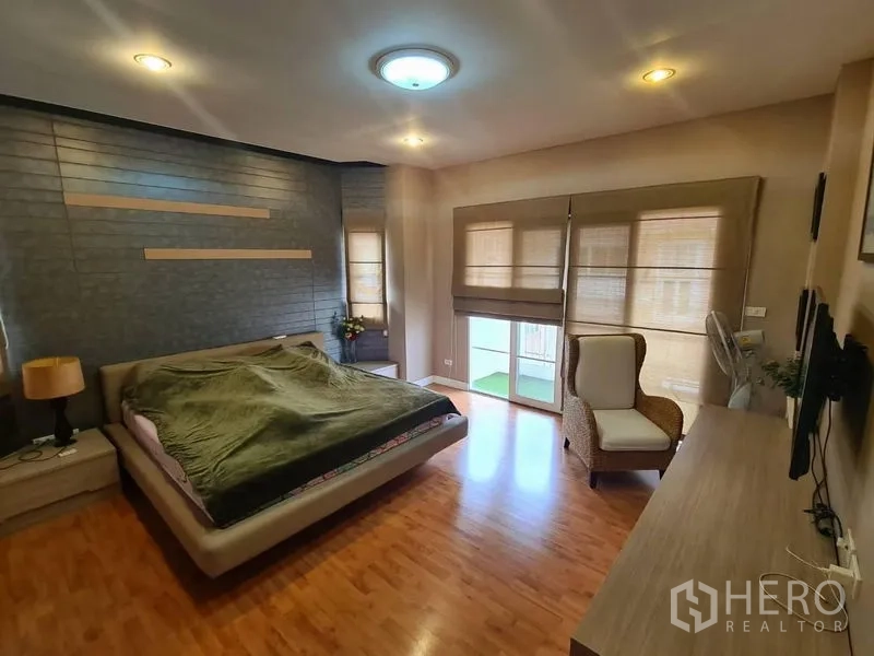 บ้าน ให้เช่าในSai Mai, Bangkok - ห้องนอนใหญ่พื้นไม้ มีประตูกระจกออกระเบียงและผนังตกแต่ง