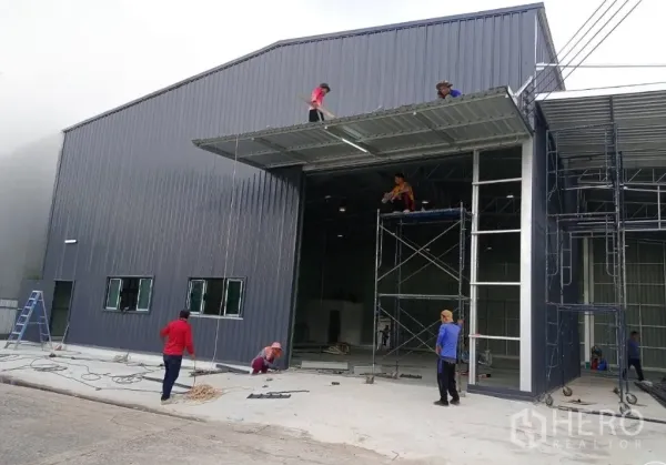 คลังสินค้า ให้เช่าในBang Kapi, Bangkok - ด้านหน้าโกดังระหว่างก่อสร้าง ประตูม้วนขนาดใหญ่และกันสาดเหล็ก