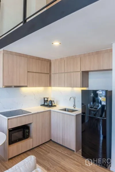 คอนโด ให้เช่าในKhlong Toei, Bangkok - ครัวโทนไม้สมัยใหม่ มีเตาไฟฟ้า ไมโครเวฟ ตู้เย็น ใต้ชั้นลอย