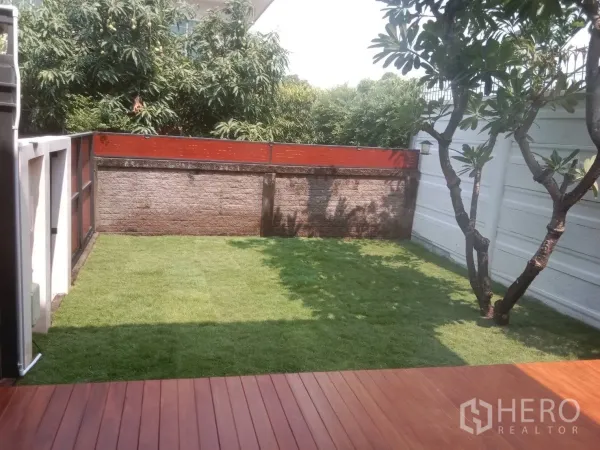 บ้าน ให้เช่า - สวนหลังบ้านสนามหญ้าเขียวร่มรื่นและรั้วสูง