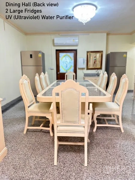 公寓 出租在Watthana, Bangkok - 餐厅，长桌、高背椅和两台冰箱