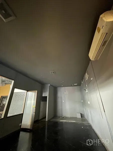 พื้นที่ขายปลีก ให้เช่า - ห้องค้าปลีกเพดานสูงโทนเข้ม ติดแอร์แขวนผนัง พื้นที่ด้านหลังพร้อมตกแต่ง