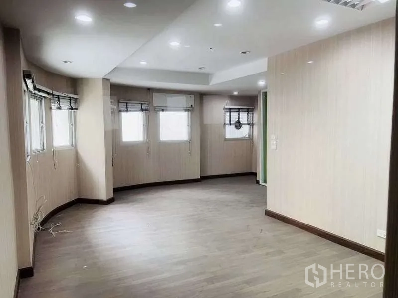 สำนักงานที่บ้าน ขายในHuai Khwang, Bangkok - พื้นที่โทนอบอุ่น ผนังลายไม้ โคมดาวน์ไลต์ และผนังโค้งมีหน้าต่าง