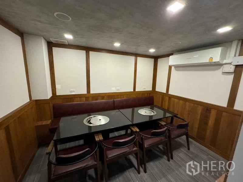 店屋 出租在Watthana, Bangkok - 私密包间，长椅座位、两张嵌入式烤炉餐桌和壁挂空调