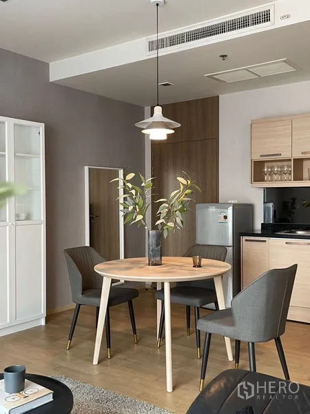 คอนโด ให้เช่าในWatthana, Bangkok - พื้นที่รับประทานอาหารใต้โคมไฟแขวน ติดกับครัวกะทัดรัดตู้ไม้