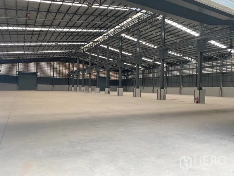 คลังสินค้า ให้เช่าในBang Phli, Samut Prakan - ภาพมุมกว้างภายในแสดงแนวเสา ช่องระบายอากาศ และพื้นที่ใช้งานขนาดใหญ่ไร้สิ่งกีดขวาง