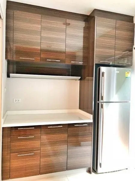 ทาวน์เฮาส์ ให้เช่าในWatthana, Bangkok - ตู้บิลท์อินพร้อมเคาน์เตอร์และตู้เย็นสแตนเลส