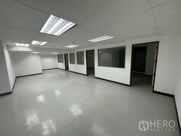 办公空间 出租在Khlong Toei, Bangkok - 开放式办公区，吊顶荧光灯，带玻璃分隔房间