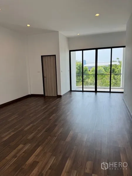 สำนักงานที่บ้าน ให้เช่าหรือขายในBang Na, Bangkok - ห้องโถงแบบเปิด พื้นไม้ พร้อมประตูกระจกเต็มผนังรับแสงธรรมชาติ